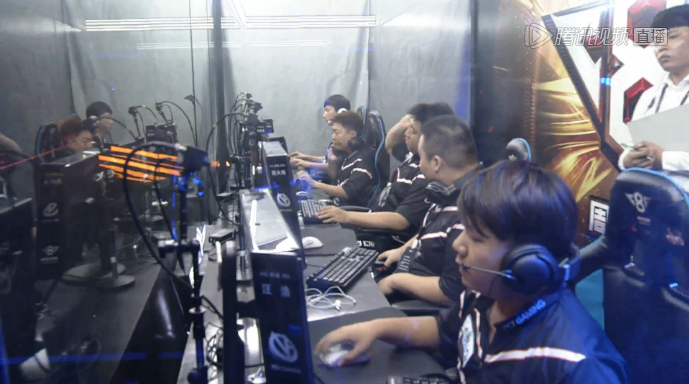 LNG官博分享季后赛西安日记：半决赛第二天选手教练对位训练！