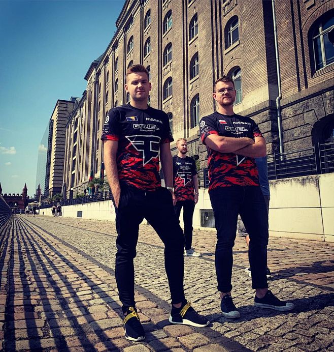 kurO 狐狸精吸引了观众，小伞的飞机造成了巨大的伤害， Leyan 的队伍赢得了胜利